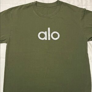 ALO Yoga Men's Classic Olive Tee
